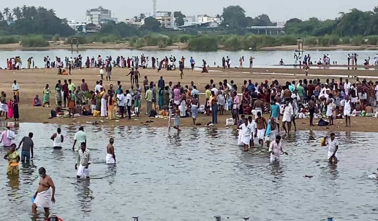 Tamil Nadu: Thousands throng Cauvery River banks on Mahalaya Amavasya