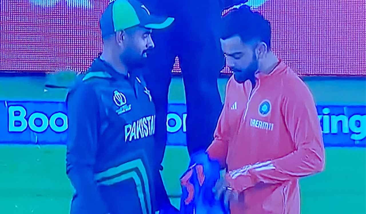 Virat Kohli gifts signed Jersey to Babar Azam