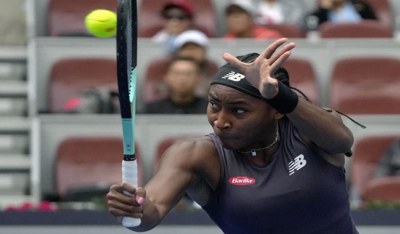 Coco Gauff and Iga Swiatek win their WTA Finals opening matches in straight sets