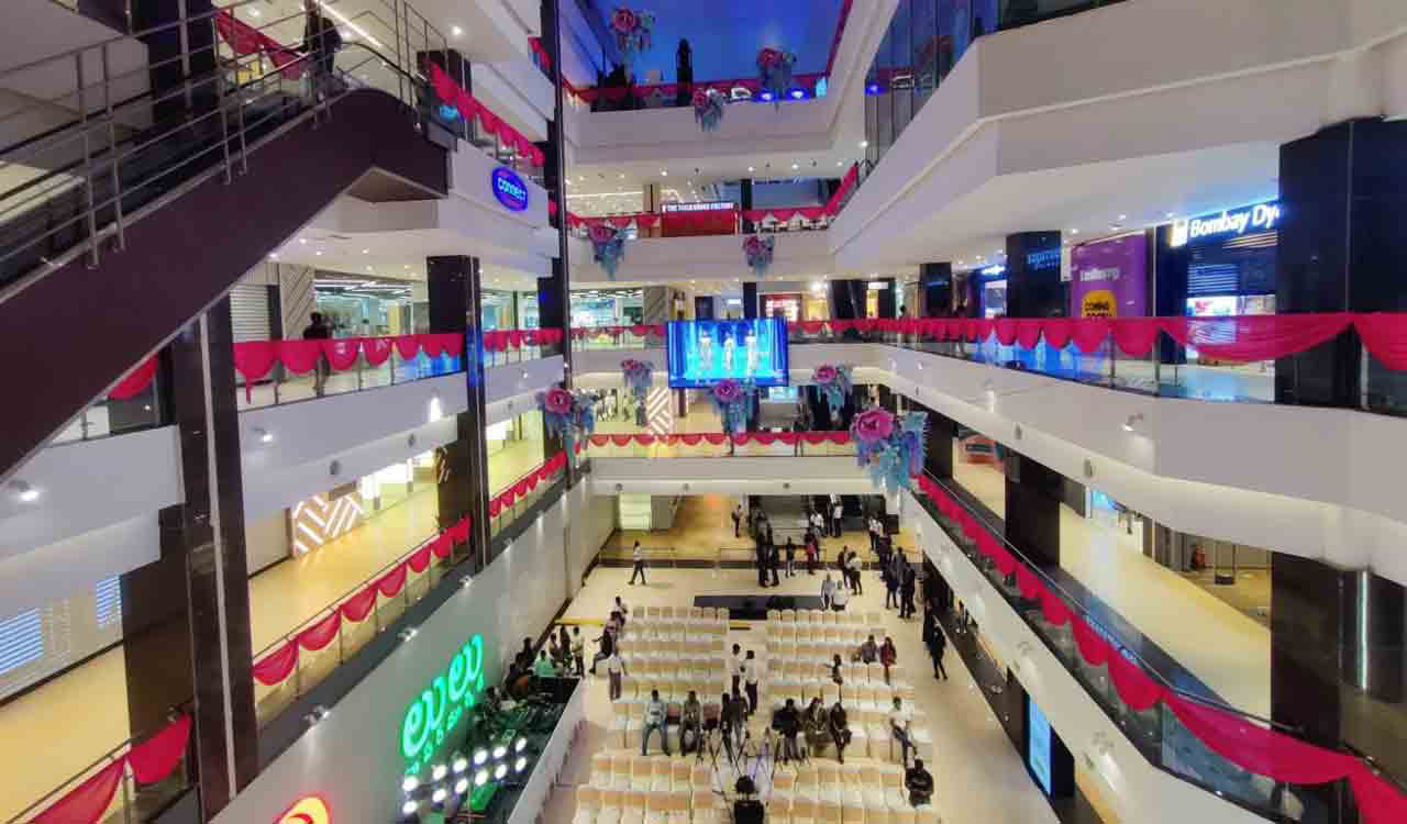 Chaos at Hyderabad’s LuLu Mall: Shoppers loot food