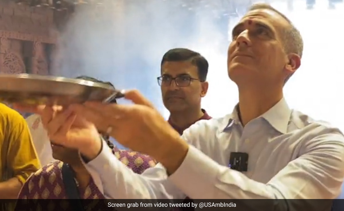 Video: US Ambassador Goes Pandal Hopping In Delhi's CR Park During Durga Pooja