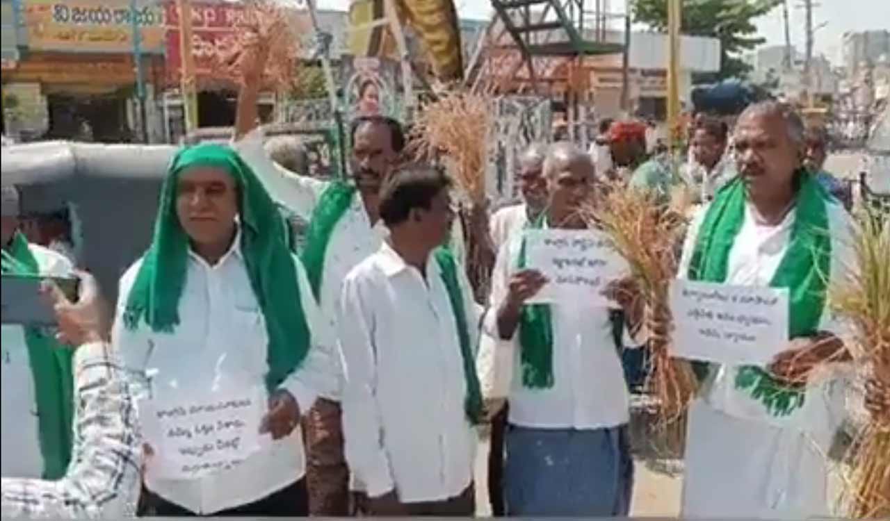 Karnataka farmers stage protests against Congress in Kodangal