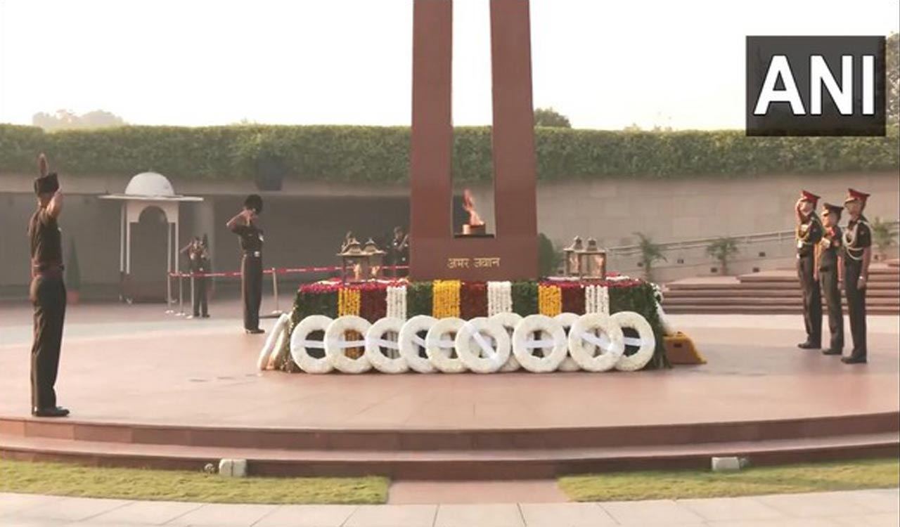 Chief of Defence Staff lays wreath at National War Memorial on 77th Infantry Day