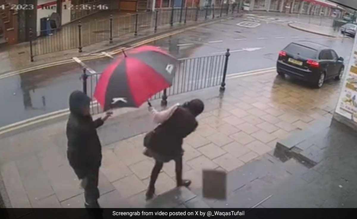 Hijab-Wearing Woman Attacked In Broad Daylight In UK, Internet Appalled