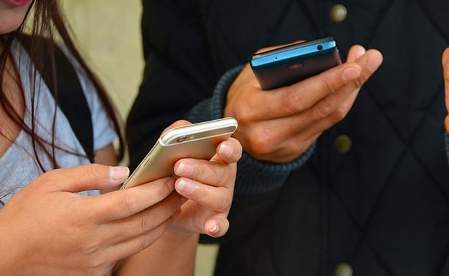 This Bank Has Blocked Staff From Texting On Their Work Phones