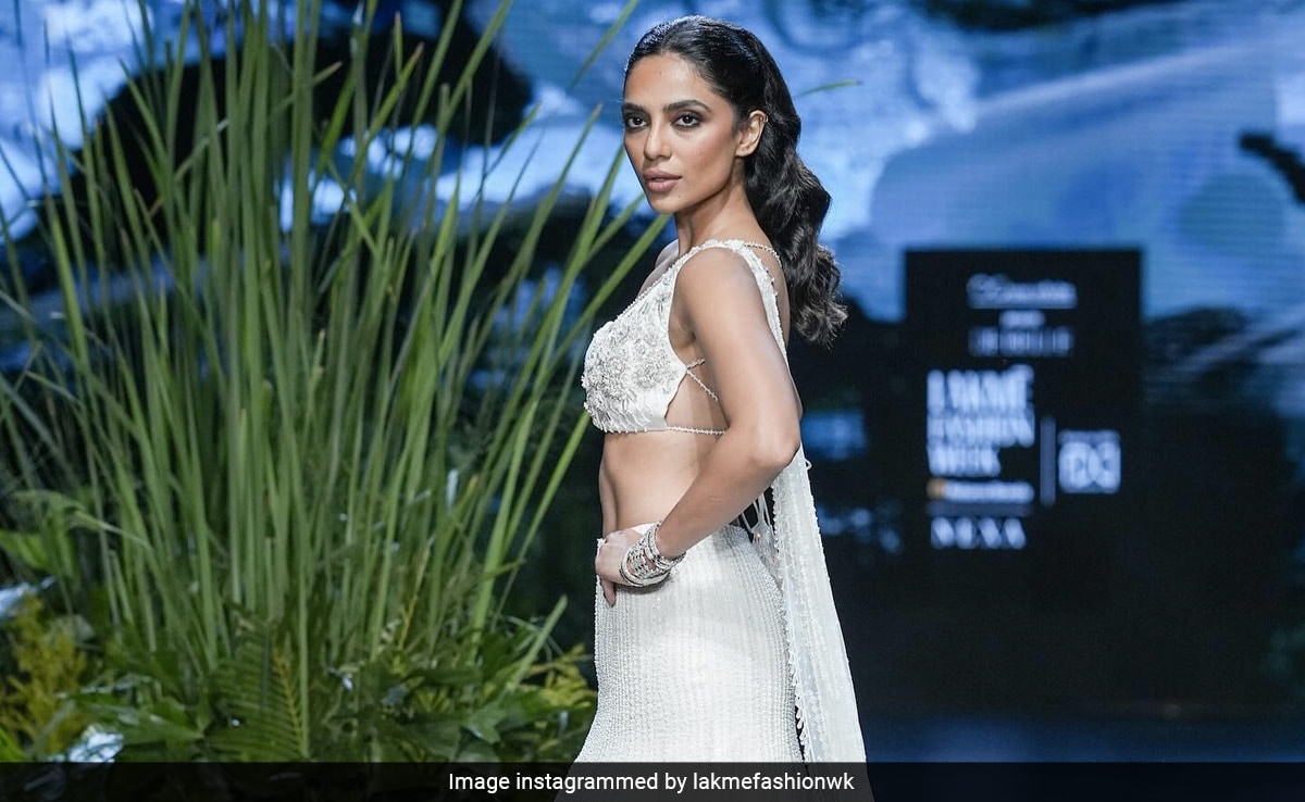 Sobhita Dhulipala's White Lehenga At LFW Is A Stunning "Nazara" In Itself