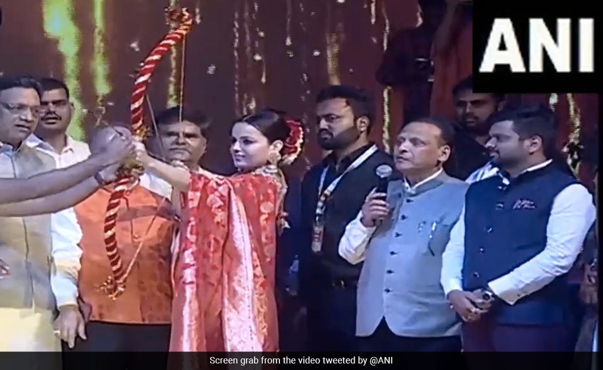 Kangana Ranaut Sets Ravana Effigy On Fire, Becomes First Woman To Do So