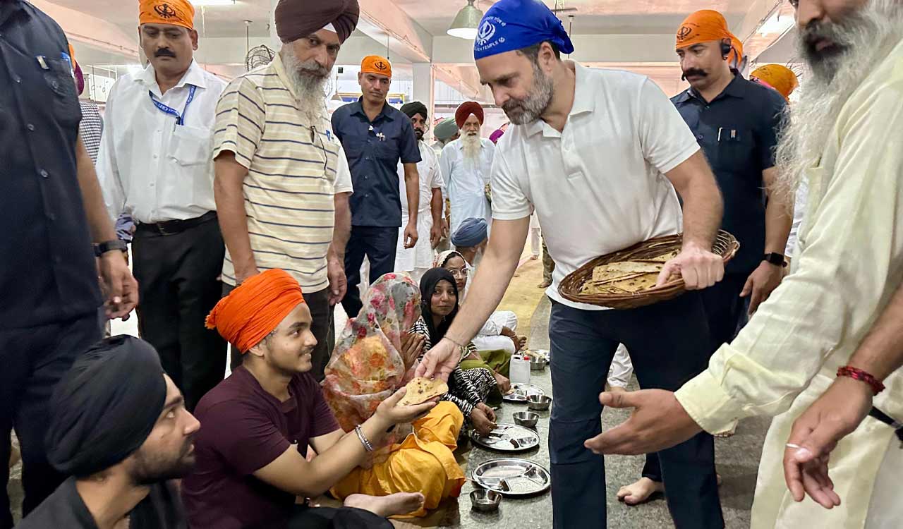 Rahul Gandhi offers ‘Sewa’ at Golden Temple for second day