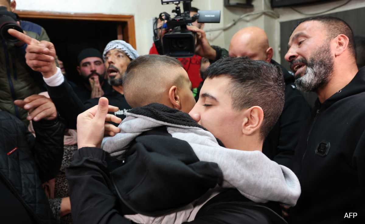 Israel Frees 30 Palestinian Prisoners Under Truce Deal