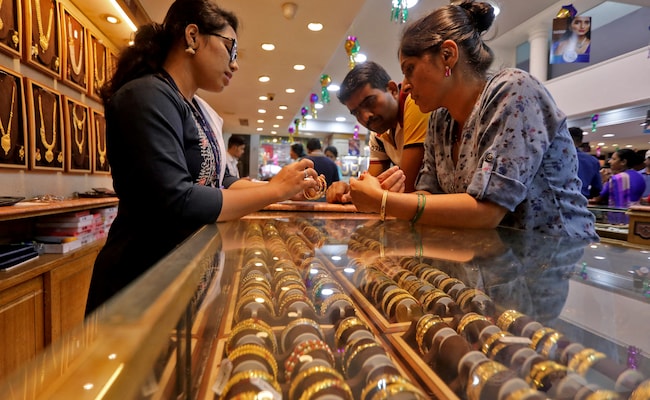 Gold Prices Hit Rs 61,539, Dealers Offer Discounts For Fourth Week