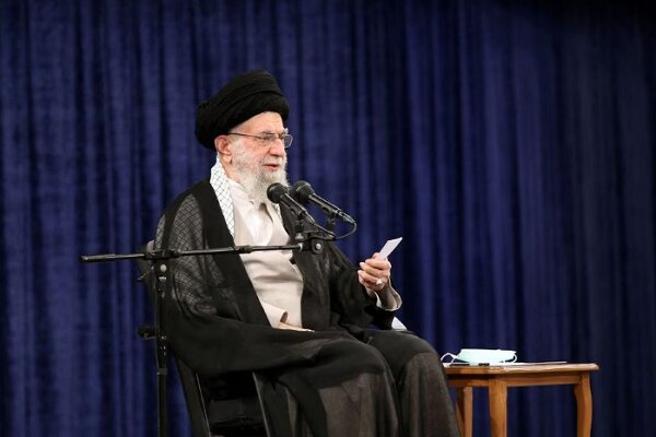 Leader receives thousands of Iranian students