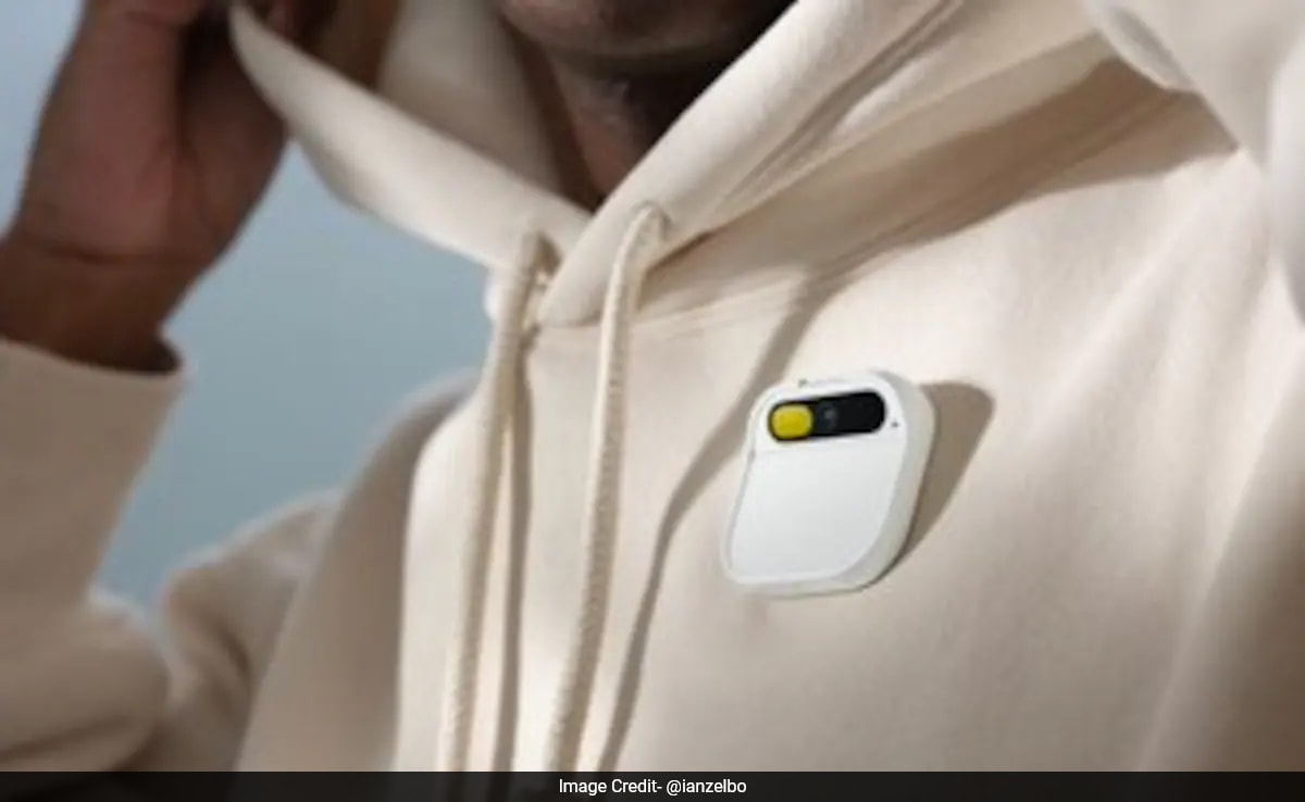 This Cutting-Edge, Wearable "AI Pin" Can Display Apps On Your Hand