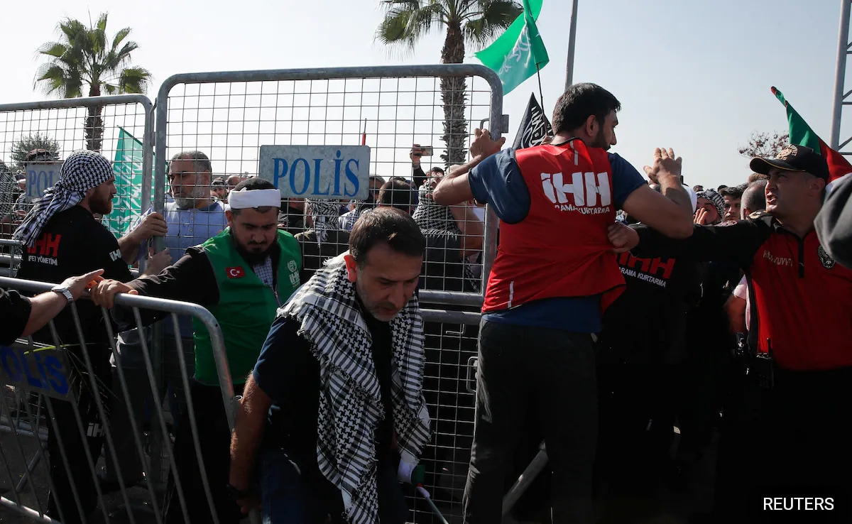 Palestine Supporters Try To Break Into Turkey Air Base Before Blinken's Visit