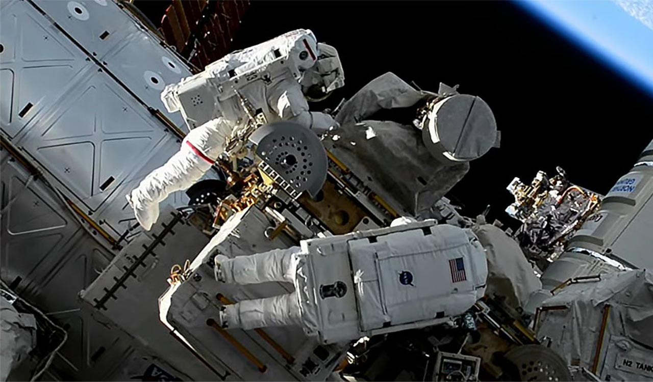 Astronaut drop toolbox accidently during space walk