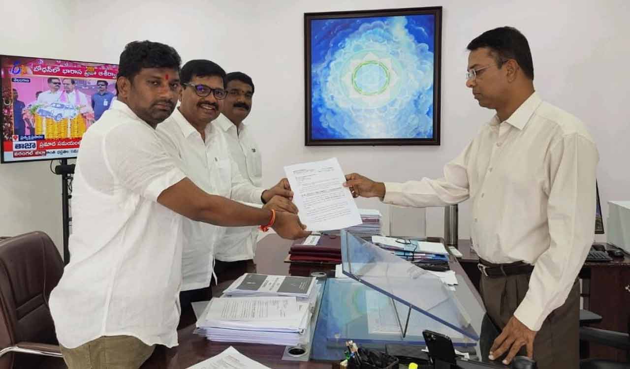 Balka Suman lodges complaint against Vivek