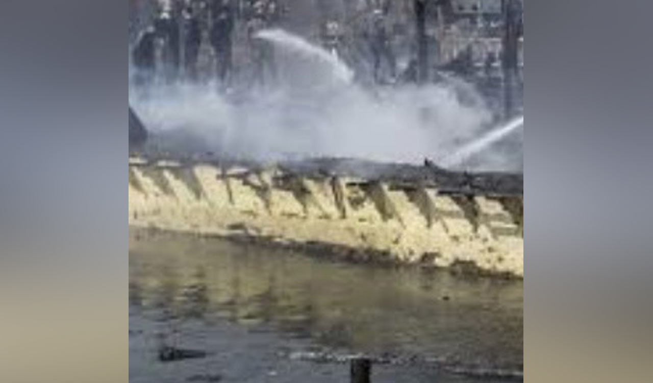 J-K: Fire breaks out at Dal Lake, several houseboats gutted