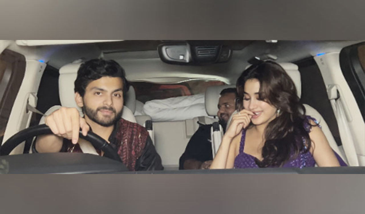 Janhvi Kapoor is all smiles with rumoured boyfriend Shikhar Pahariya at Amritpal Singh’s Diwali celebration