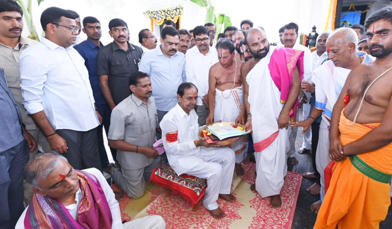 CM KCR offers prayers at Konaipally temple