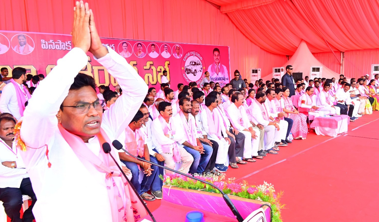 Huge crowds greets CM KCR at Praja Ashirwada Sabhas in Kothagudem