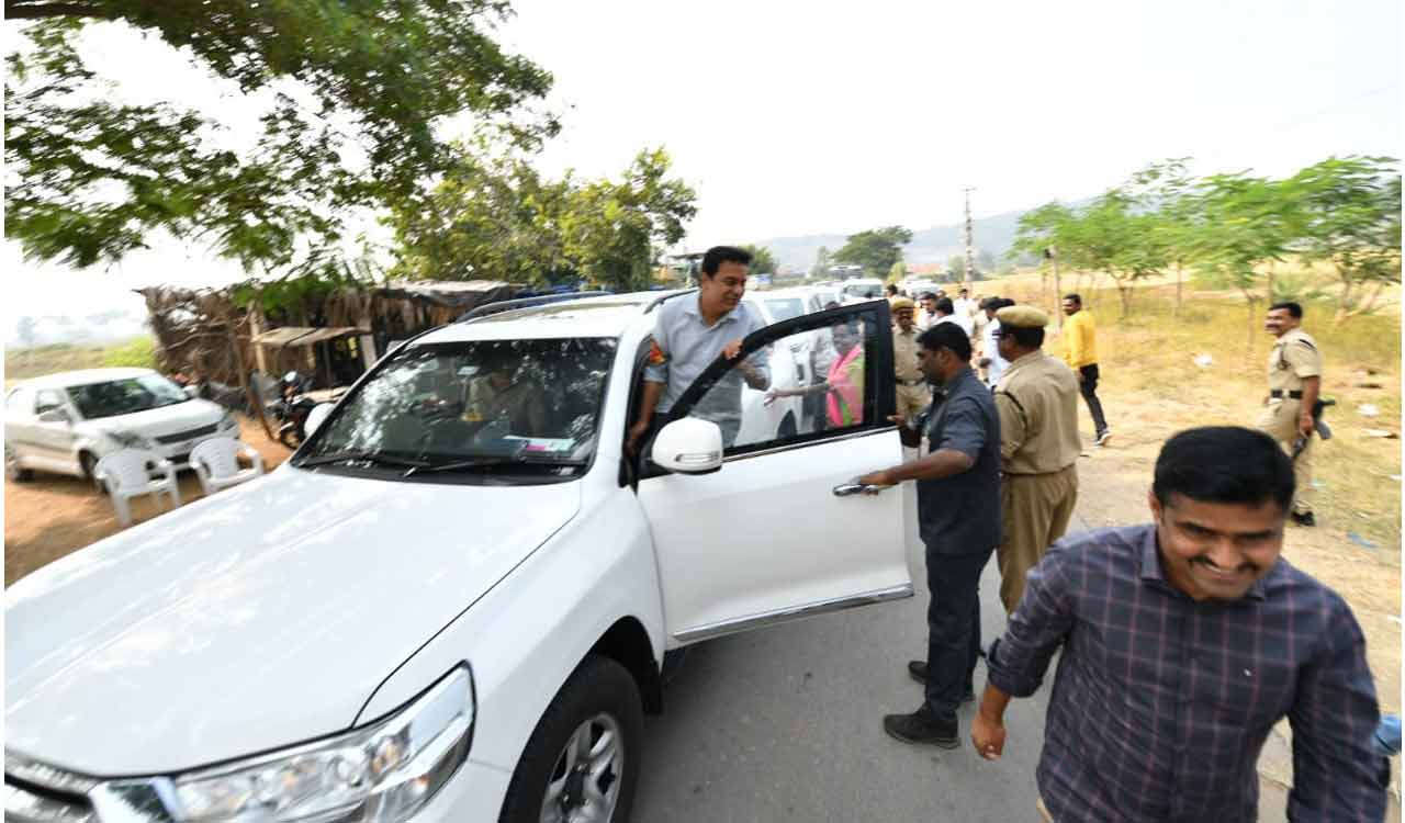 Siricilla: Police check KTR’s vehicle at Rudrangi