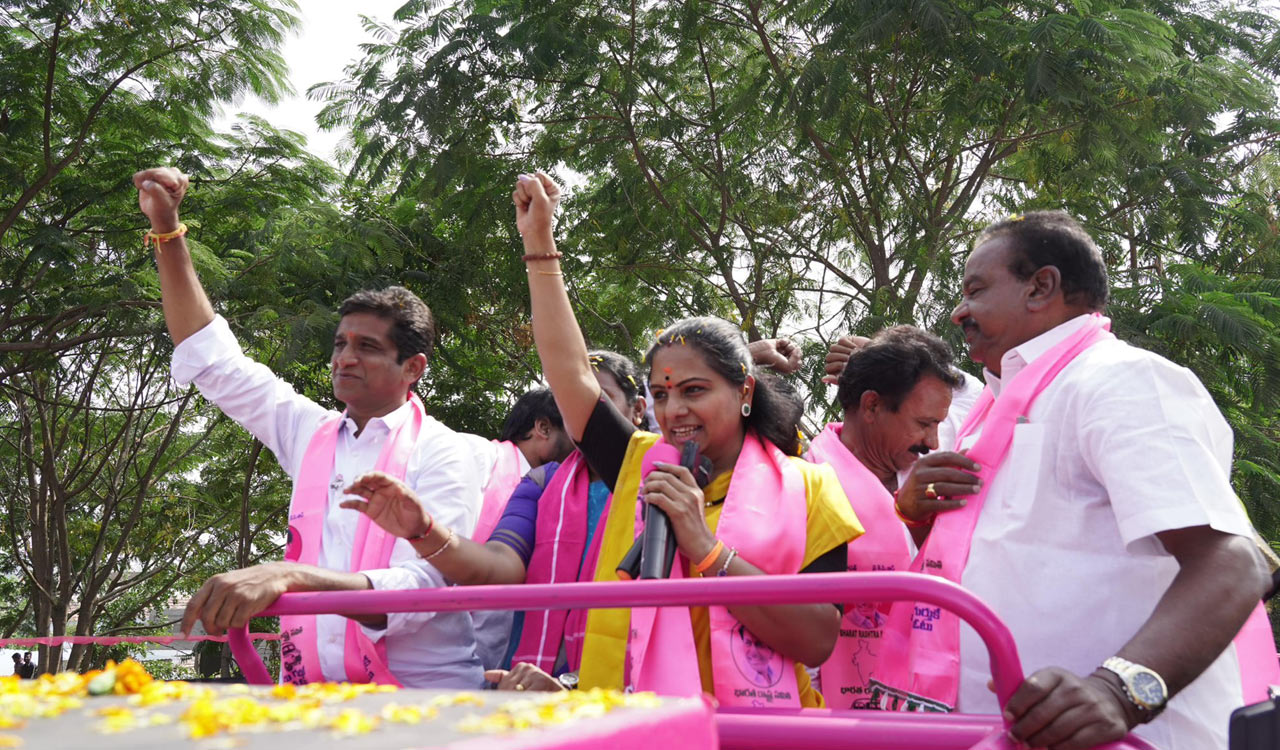 Do not hand over Telangana to thieves, says Kavitha