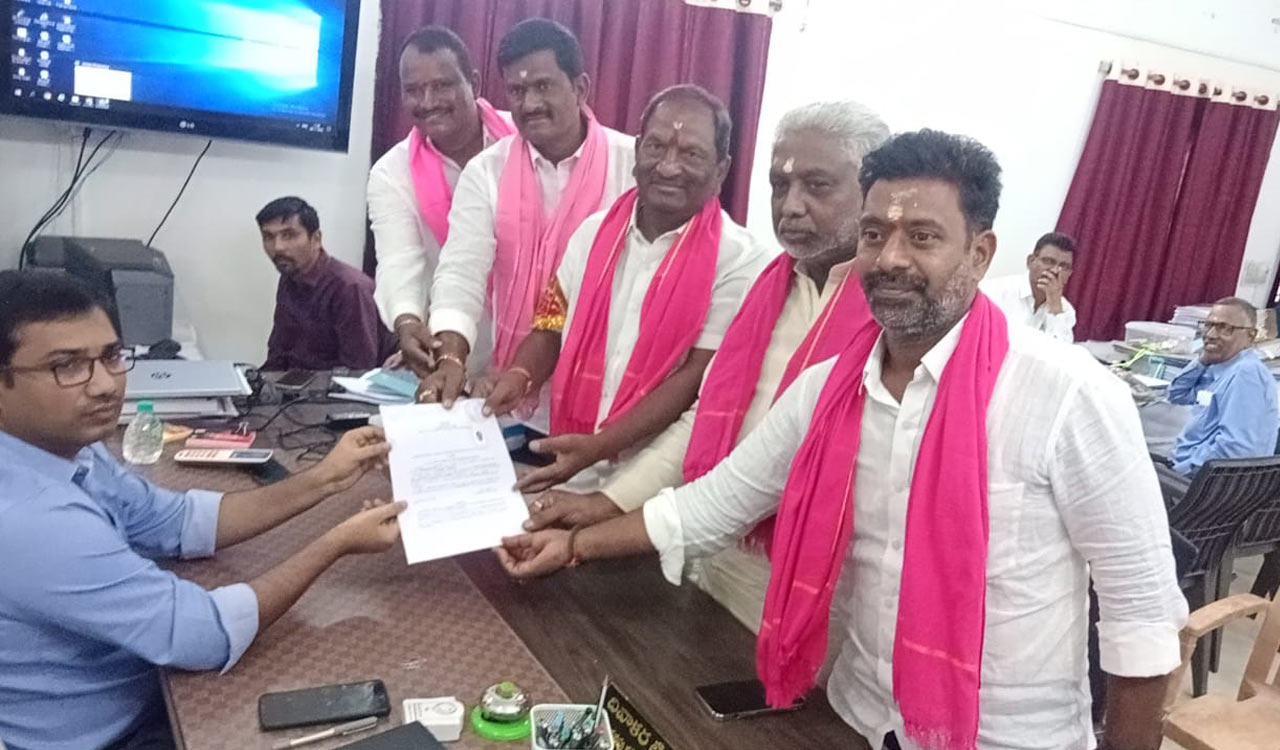 Koppula Eashwar files nomination in Dharmapuri