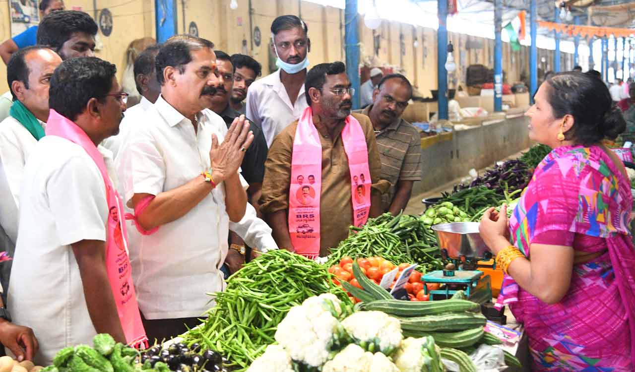 Warangal West: Vinay Bhaskar visits Kumarpally market, promises more development