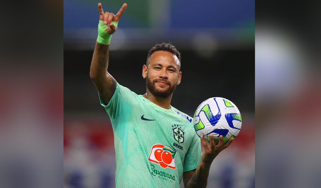 Neymar undergoes successful knee surgery