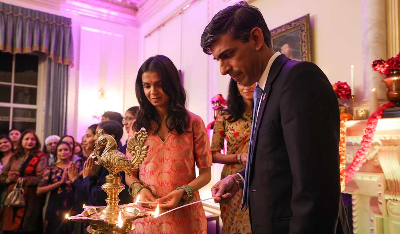 PM Sunak and wife celebrate Diwali with Hindu community