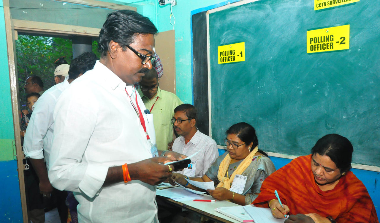 Khammam: Contestants, leaders and officials cast vote in Assembly polls