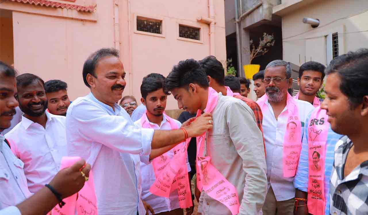 Congress youth pledge support to BRS in Vikarabad