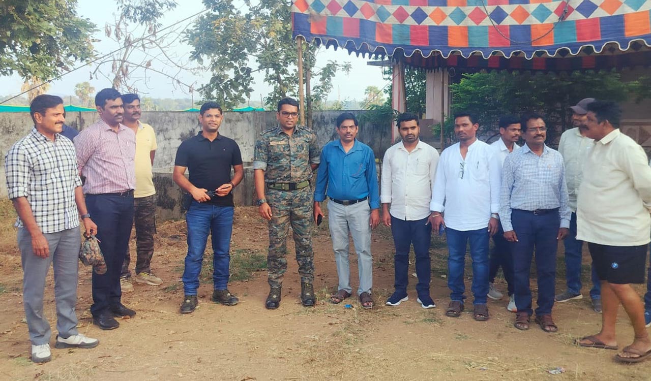 Kothagudem SP Dr Vineeth visits LWE polling station at Unjupalli