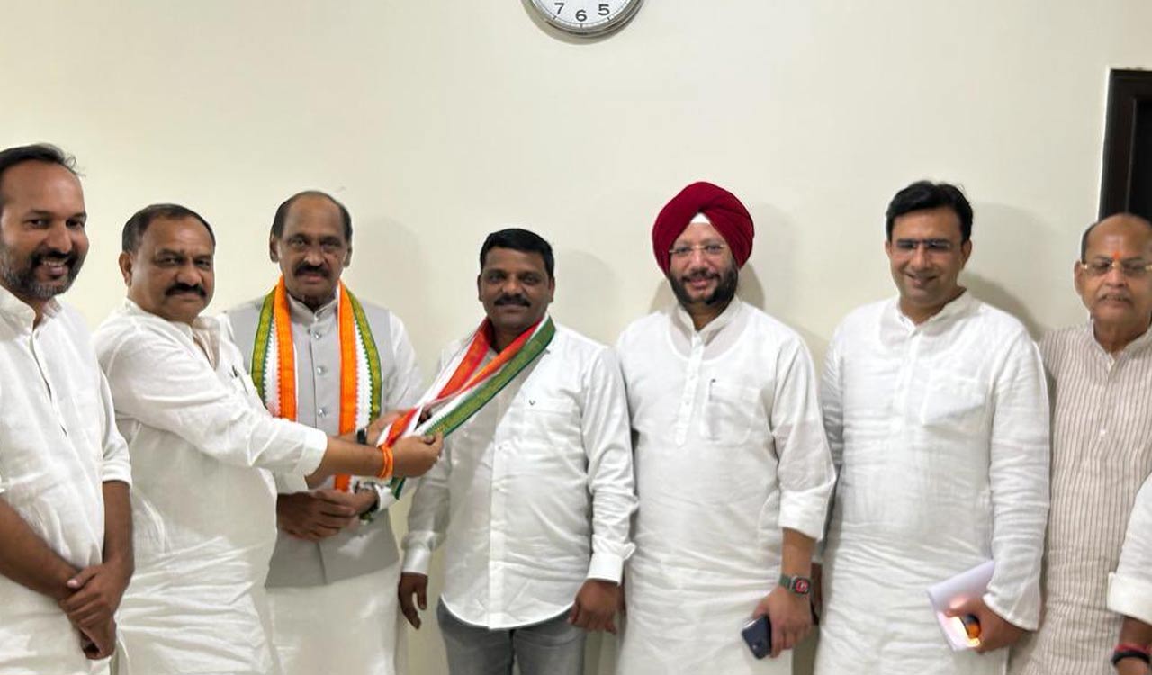 Teenmar Mallanna joins Congress party