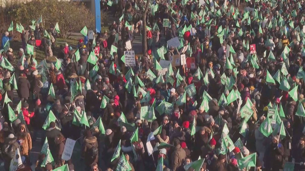 Thousands of Canadian civil servants go on strike in Quebec