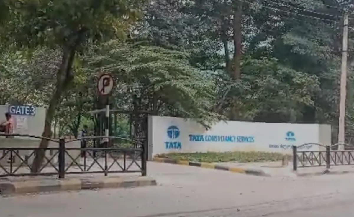 Laid Off, TCS Ex-Employee Makes Bomb Threat Call Under The Influence