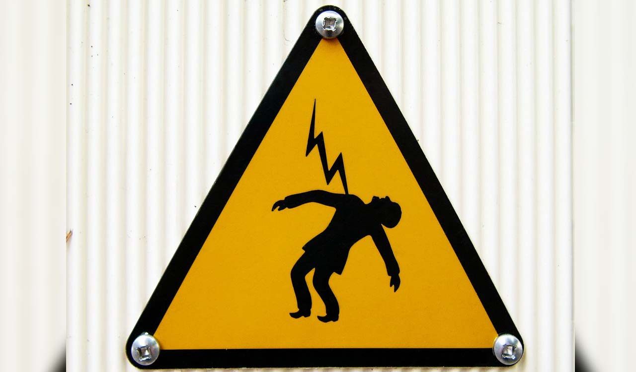 Medak: Farmer electrocuted at Narsapur