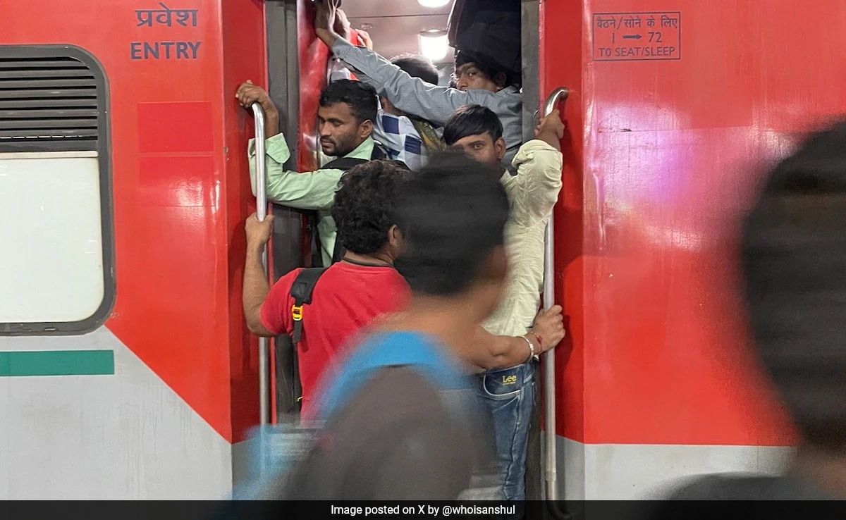 Video: Festive Rush At Stations, Passengers With Reservation Miss Train