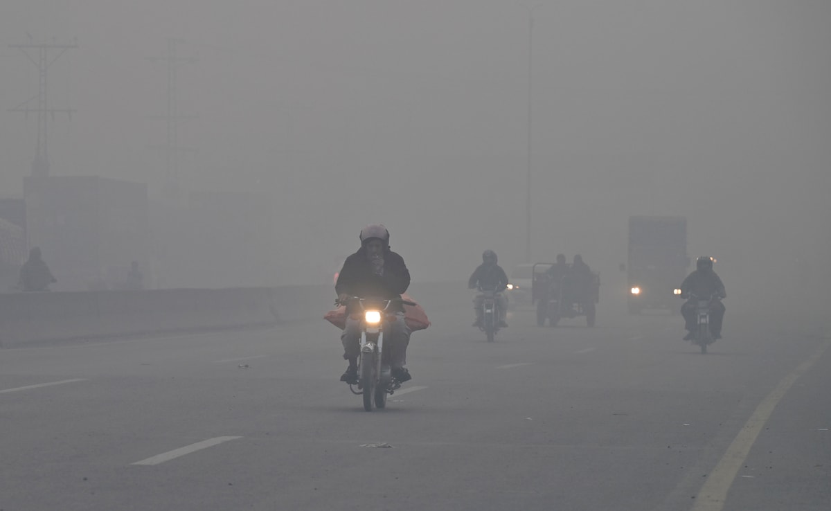 Lahore Court Orders Businesses To Shut By 10 pm Amid Pollution: Report