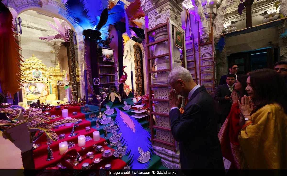 "Blessed": S Jaishankar, Wife Offer Prayers At London's Swaminarayan Temple