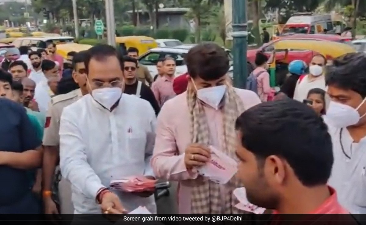 BJP Leaders Distribute Masks At Connaught Place, Slam AAP For Air Pollution