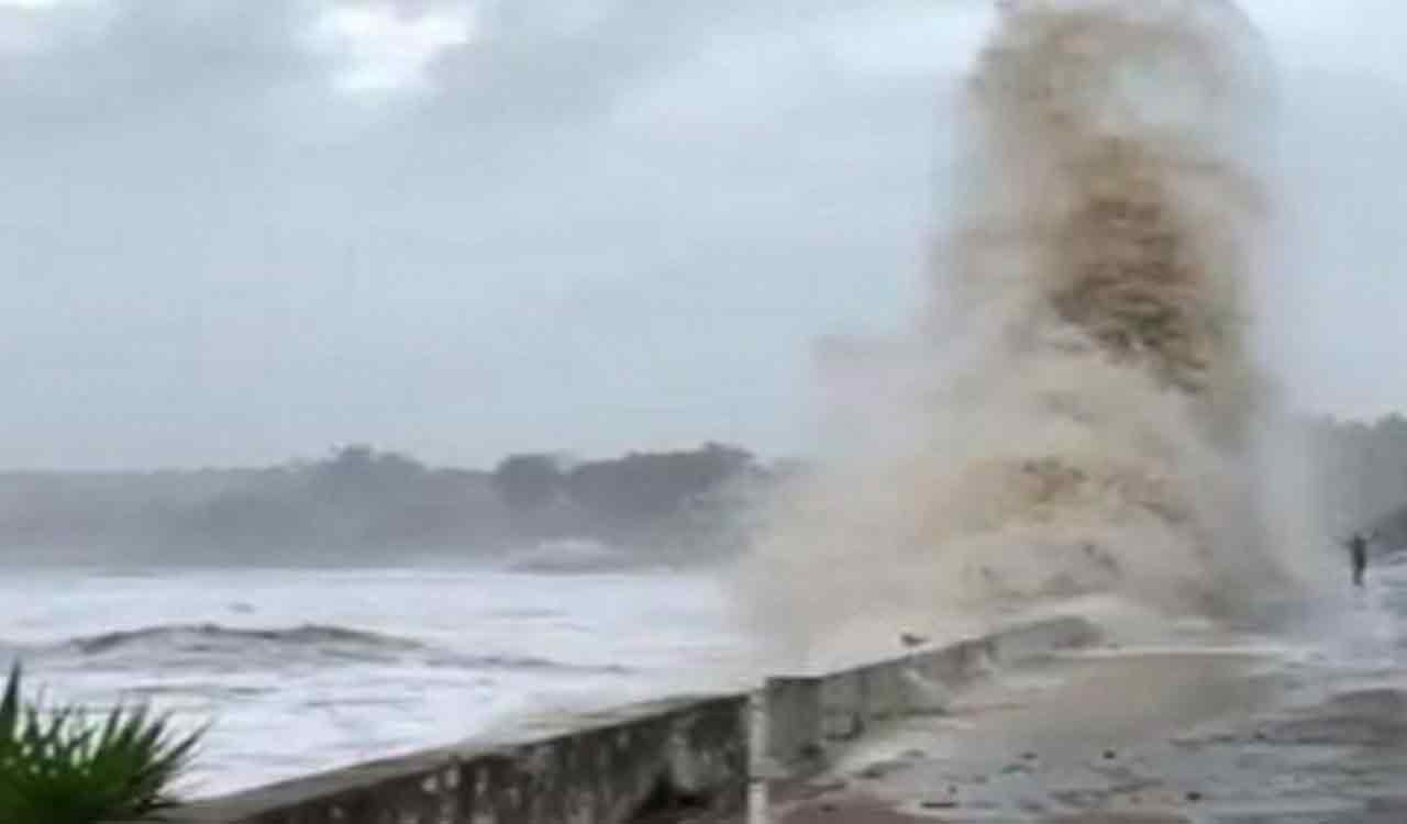 Traffic jams, roads inundated; Heavy downpour in Chennai causes disruption to normal life