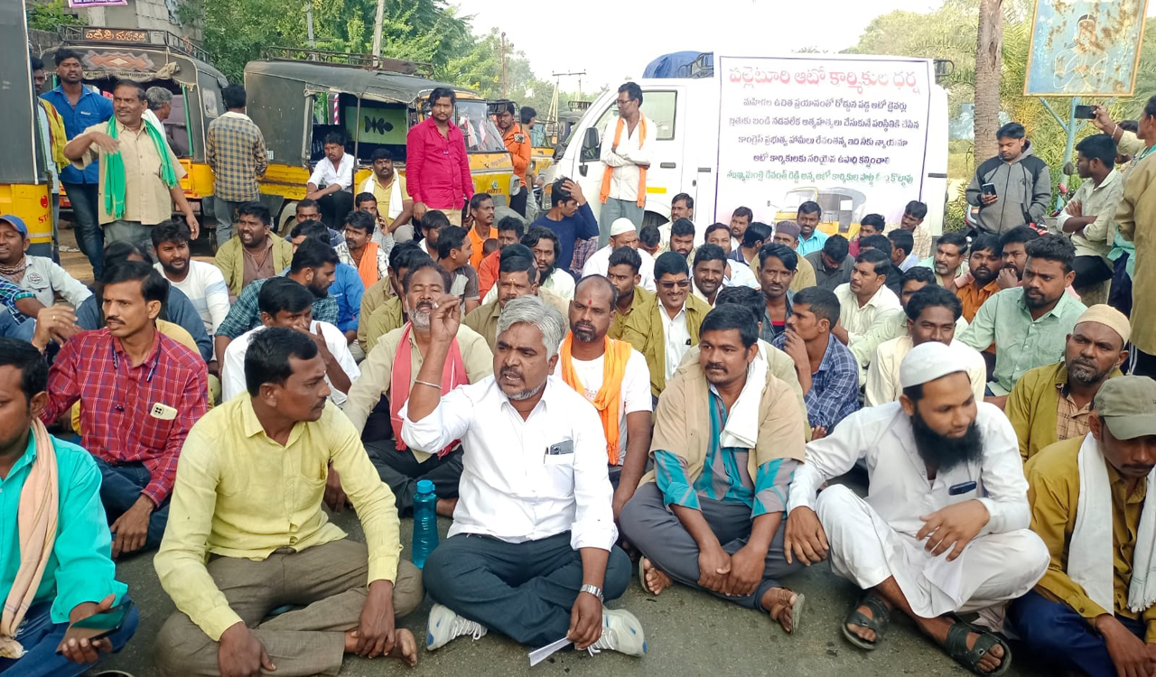 Auto-rickshaw drivers seek pension, insurance in Adilabad