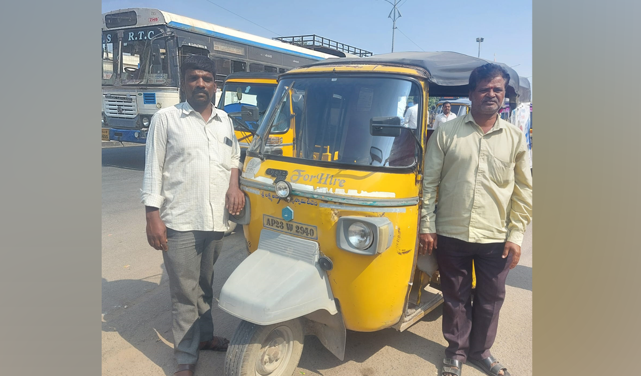 Telangana: Auto drivers find the going tough, turn to daily labour