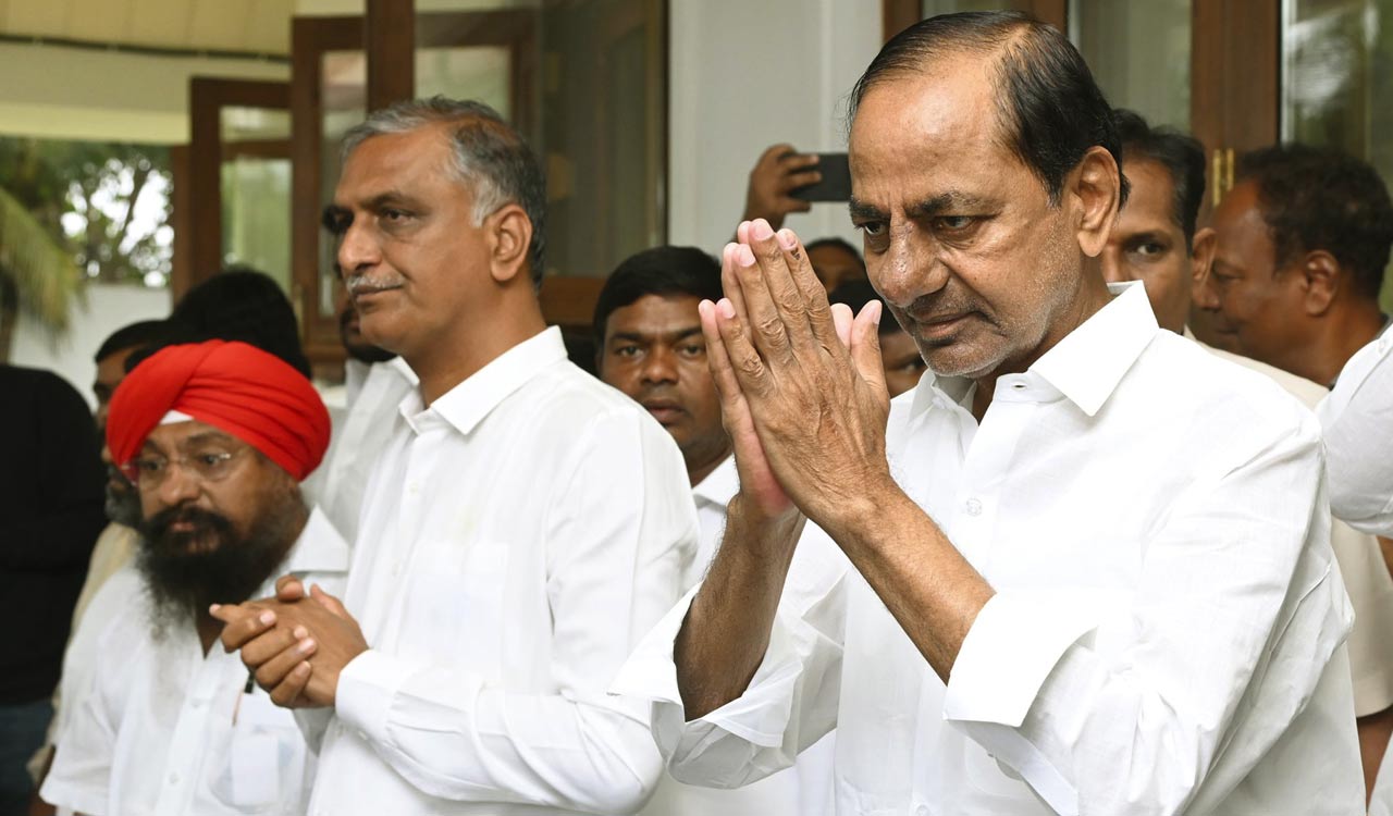 Telangana: Crowds throng Erravalli to meet KCR