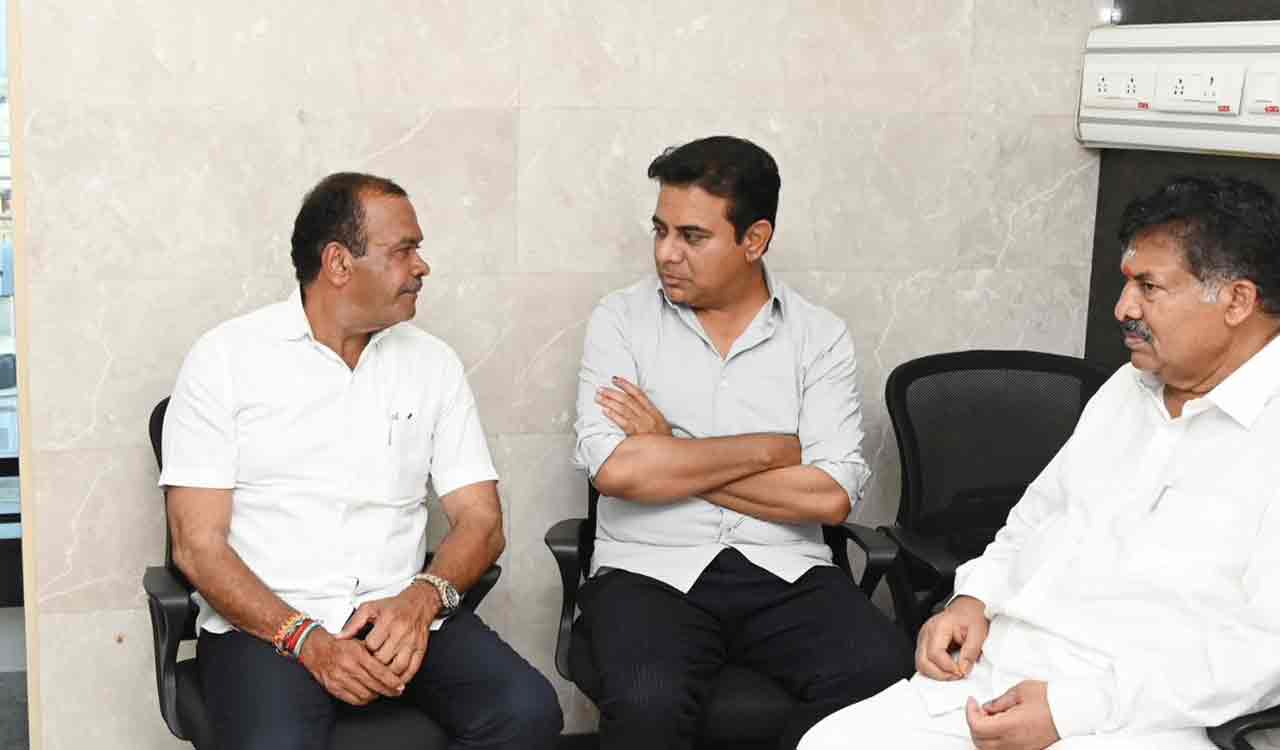 Telangana minister Komatireddy Venkat Reddy meets KCR at hospital