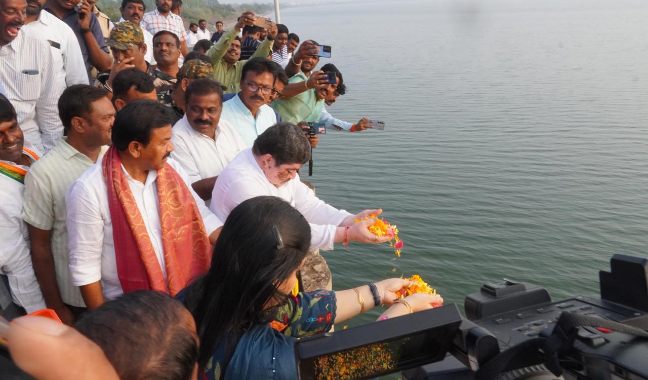 Karimnagar: Minister Ponnam Prabhakar releases water from Lower Manair Dam