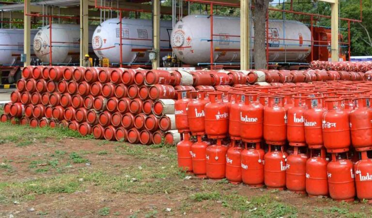 Rs.500 LPG promise: Nizamabad women throng gas agencies to update KYC