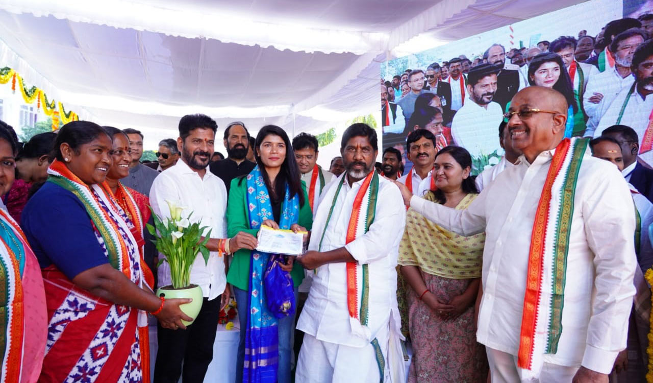 CM Reventh Reddy presents cheque for Rs 2 cr to boxer Nikhat Zareen