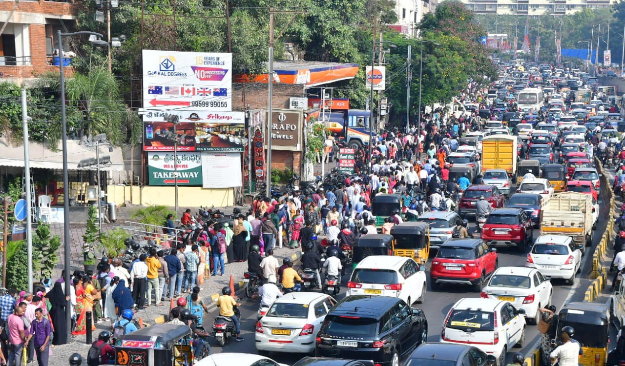 Heavy turnout of people for Prajavani; traffic affected near Begumpet, Punjagutta