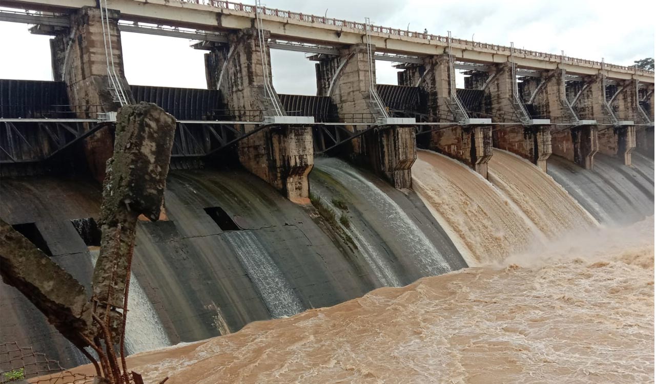 Extreme rainfall in five mandals in Kothagudem, two die in Khammam